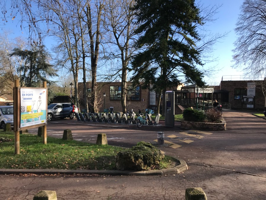 Affiche exposition DE PORTE EN PORTE à l'entrée de la Maison Pour Tous